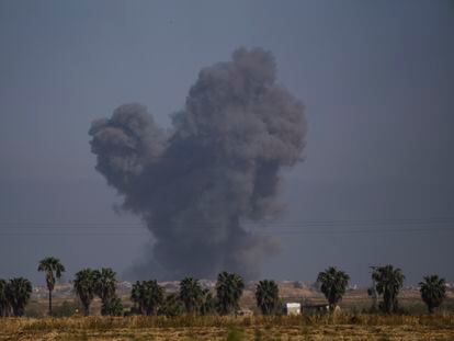 Una columna de humo se eleva sobre Gaza ayer jueves tras un ataque israelí.