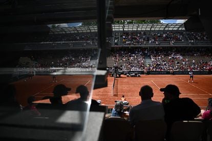 Aficionados observan desde la grada en un partido disputado en la pista Simonne Mathieu de Roland Garros.