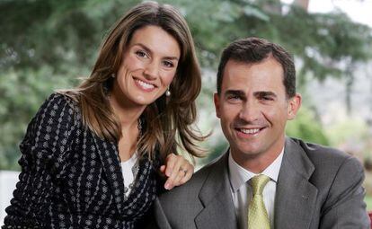 Doña Letizia y don Felipe, fotografiados para 'El País Semanal' en 2006, con motivo del 25 aniversario de los premios Príncipe de Asturias