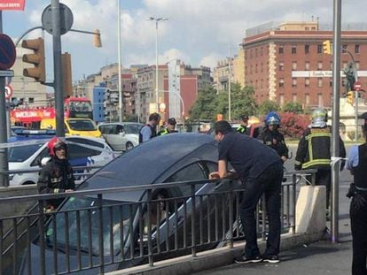 El coche, antes de ser retirado de la bajada al metro de Plaza España en Barcelona. En vídeo, los equipos de emergencias retirando el vehículo.