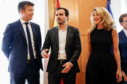 El director ejecutivo de Carrefour en España, Alexandre de Palmas, con el ministro de Consumo, Alberto Garzón, y la vicepresidenta segunda, Yolanda Díaz, el pasado jueves.