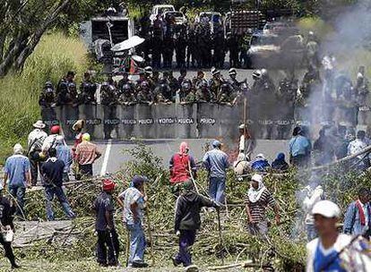 Un grupo de indígenas corta la carretera que une la ciudad de Cali con el municipio Candelaria, al suroeste del país, el pasado miércoles.