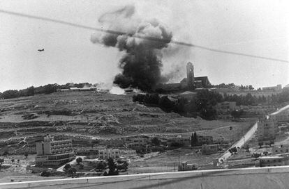 Posiciones de la Legión Árabe jordana bajo el fuego de la artillería para despejar el camino a las unidades israelíes que tomaron el control de las colinas que rodean la Ciudad Vieja de Jerusalén, el 6 de junio de 1967.