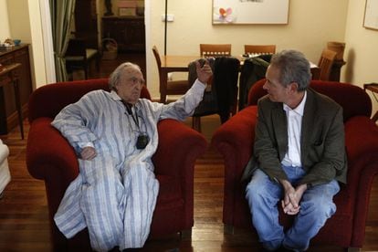 Rafael S&aacute;nchez Ferlosio (izquierda) y Jos&eacute; Luis Pardo, en casa del primero.