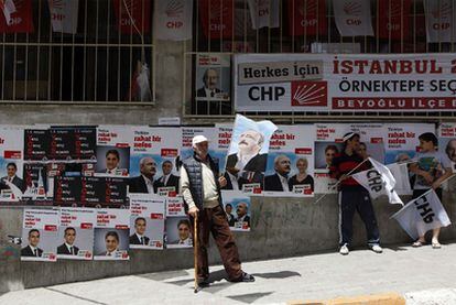 Simpatizantes del CHP (Partido Republicano del Pueblo), ante una de sus oficinas en Estambul.