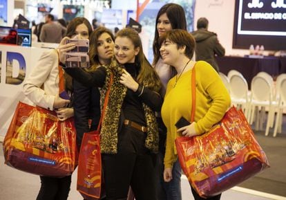 Un 'selfie' en el pasillo junto al estand de Madrid entre recogida y recogida de folletos y material informativo.