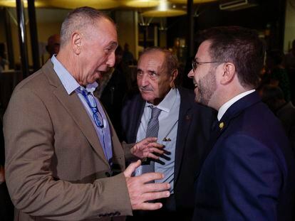 El presidente de la Generalitat catalana, Pere Aragonès, durante la gala de entrega de los 52º Premis Octubre de literatura, con Eliseu Climent (en el centro) y el diputado Joan Baldoví, este sábado.