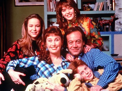 Verónica Forqué, junto a Tito Valverde y el resto de actores de la serie de televisión 'Pepa y Pepe'.