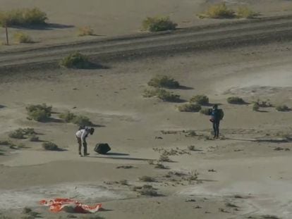 Dos miembros del personal de la NASA examinaban la cápsula de la nave 'OSIRIS-REx' que aterrizó este domingo en el desierto de Utah con muestras del asteroide Bennu.