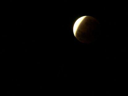 El eclipse lunar será visible en la madrugada del domingo al lunes en España y en América.