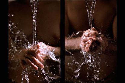 El agua, una de las constantes en su trabajo, está presente en ‘Ablutions’, 2005.