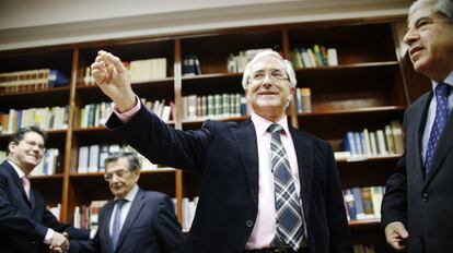 El secretario judicial de la Audiencia muestra la bola extraída en el sorteo del 'caso ERE'