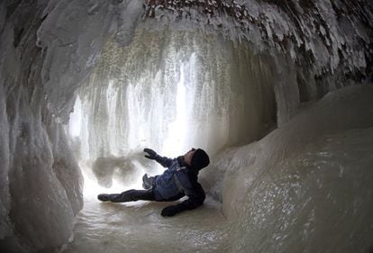 El Lago Superior, en Wisconsin, el más grande del mundo con una superficie de 82.00 kilómetros cuadrados, y ha permitido el acceso a pie de las increíbles cuevas de hielo. En la imagen, un hombre mira las formaciones de hielo en una cueva de las islas Apostle del Lago Superior cerca de Cornucopia, Wisconsin 15 de febrero 2014.