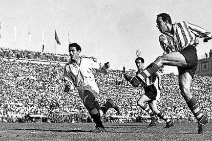 Un disparo de Zarra en la final de la Copa de 1950, en la que el Athletic ganó por 4-1 al Valladolid. A su lado, Lesmes. Al fondo, Iriondo.