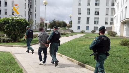 Agentes de la Guardia Civil detienen hoy al presunto autor de la agresión a una mujer en Santander.