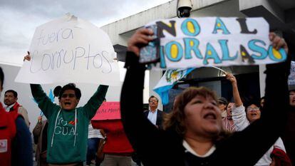 Manifestantes protestan contra Jimmy Morales, este mes en Ciudad de Guatemala.