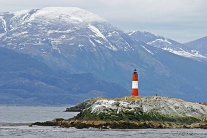 El faro de Les Éclaireurs, en el islote NE en el canal de Beagle, frente 
a las costas de la bahía de Ushuaia.