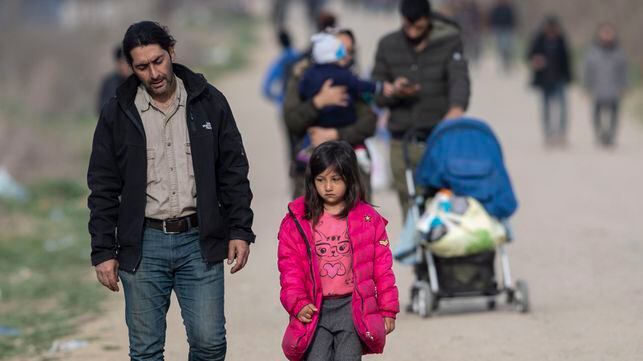 Varios migrantes caminan hacia Grecia cerca de la ciudad turca de Edirne, el pasado 9 de marzo.