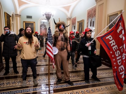 Seguidores de Donald Trump en el interior del Capitolio de Estados Unidos tras forzar la seguridad del edificio, el 6 de enero de 2021 en Washington.