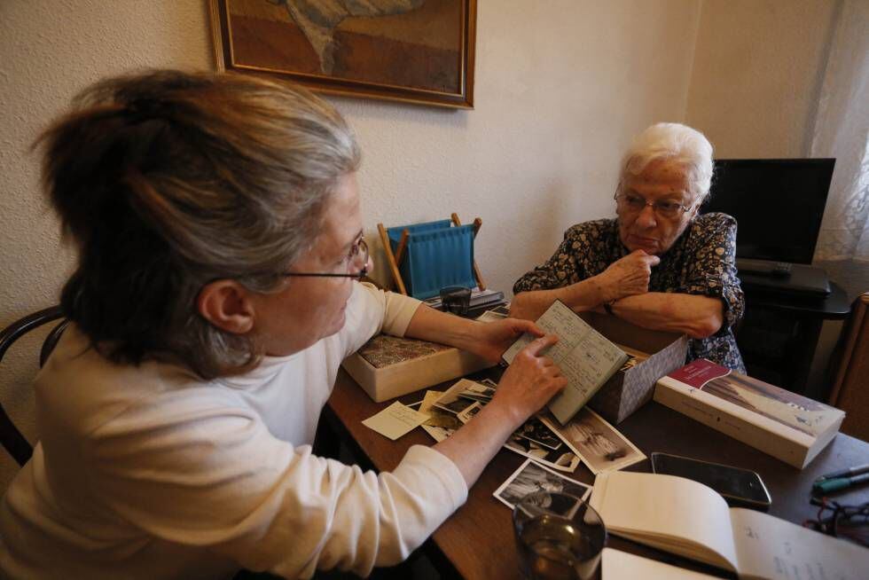 Teresa (izquierda) y Elena, nieta e hija de Max Aub, estudian sus documentos.