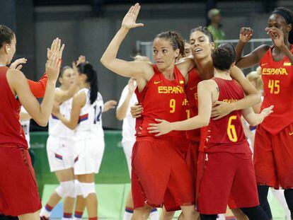 Las jugadoras del equipo femenino de baloncesto de España celebran su victoria ante Serbia el pasado domingo 7 de agosto.