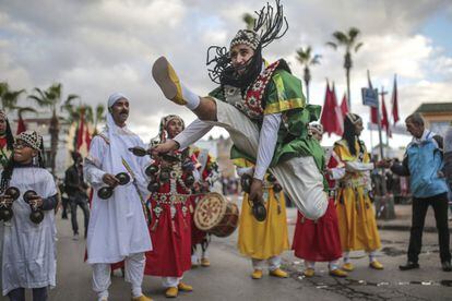 Varias personas participan en un desfile anual que celebra el aniversario del nacimiento del profeta Mahoma, en Sale (Marruecos).