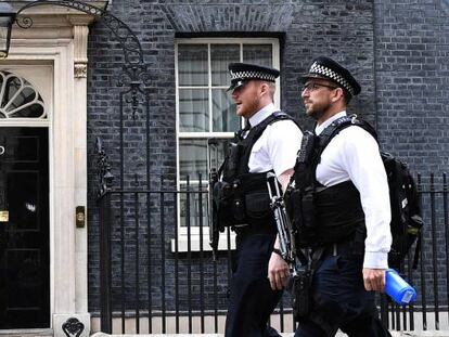 Dos policías pasan por la puerta del número 10 de Downing Street, la residencia oficial de la Primera Ministra británica Theresa May,