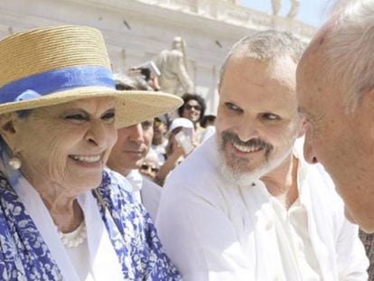 Lucia y Miguel Bosé saludan al papa Francisco en Roma, el 28 de junio de 2018.