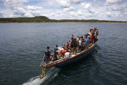 Un bote cruza el lago Tanganica, en Tanzania.