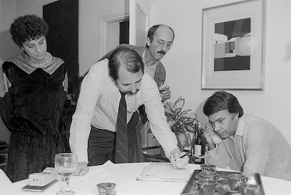 Felipe González habla por teléfono con Alfonso Guerra mientras Julio Feo anota el número de escaños que les ha asignado el recuento de las primeras mesas. Detrás de ellos se asoma Juan Alarcón, chófer de González, y Ana Navarro, su secretaria.