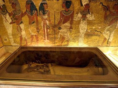 Interior de la tumba del rey Tutankam&oacute;n en Luxor. 