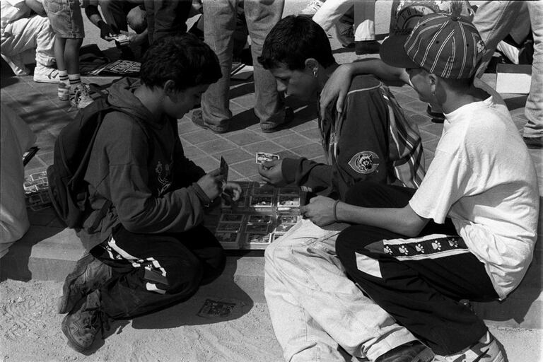 Niños intercambiando cromos de la temporada 1995/96 en el Rastro de Madrid.