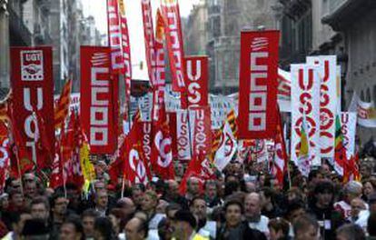 Aspecto de la manifestación celebrada en Barcelona, convocada por la Confederación Europea de Sindicatos (CES) en todo el continente, para expresar el rechazo sindical a las políticas económicas que están imponiendo las autoridades europeas. EFE/Archivo