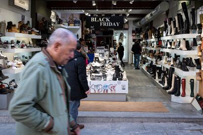 Several people in a store in Madrid on November 25.