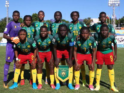 La selección camerunesa de fútbol femenino, antes de iniciar un partido. 
 