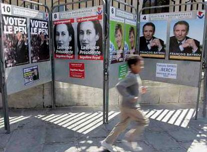 Carteles propagandísticos para la primera ronda de las elecciones presidenciales francesas que se celebran hoy.