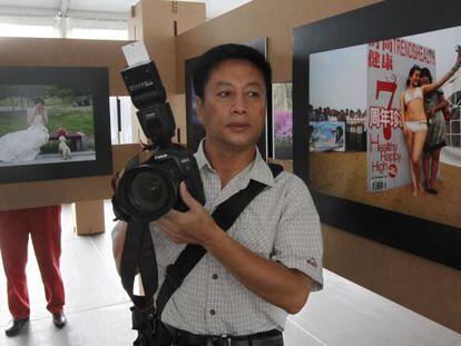 Mr. Xu Chongde, uno de los fotógrafos de Qingdao cuyas fotografías se exhiben en la muestra.