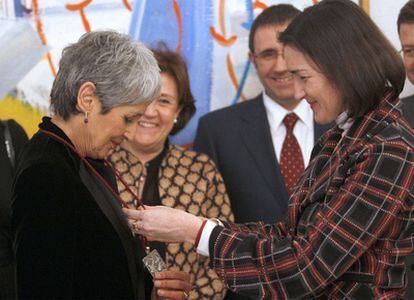 La cantante Joan Baez recibe la Orden de las Artes y las Letras de España de manos de la ministra de Cultura, Ángeles González-Sinde.
