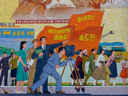 Mosaico propagandístico en los estudios Chollima en Pyongyang, capital de Corea del Norte, que reflejan cómo debe hacerse y qué debe de contar una película en el país.