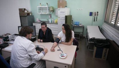 Un médico toma la tensión a una paciente en Barcelona