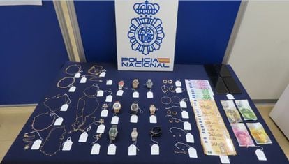 Joyas, relojes de lujo y dinero en efectivo recuperados tras la detención del grupo criminal que asaltó la casa de Ronaldo en Ibiza.