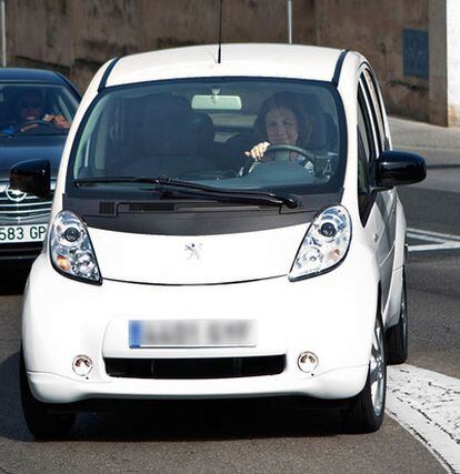 La reina Sofía, al volante del coche eléctrico por las calles de Mallorca.