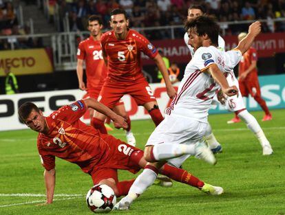 El jugador español David Silva intenta el disparo ante la oposición del jugador de Macedonia, Kristijan Toshevski.