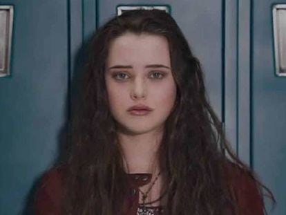 Hannah Baker, interpretada por Katherine Langford, es la protagonista y el hilo conductor de la serie.