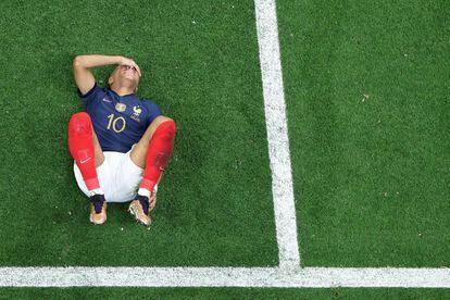 Kylian Mbappé, dolorido tras recibir una falta en el partido contra Marruecos. 