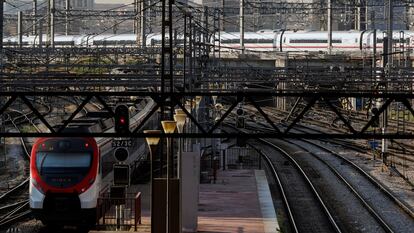 Vista de las vías de tren en las inmediaciones de la estación madrileña de Atocha.