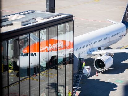 Un avión de Lufthansa en el aeropuerto de Berlín, con el reflejo de un avión de EasyJet en el cristal.