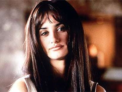 Penélope Cruz (arriba) y Juan Echanove y Marisa Paredes.