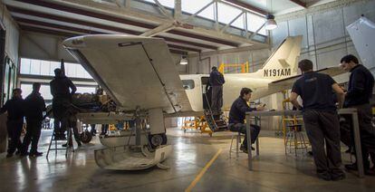 Un grupo de estudiantes repara una avioneta.