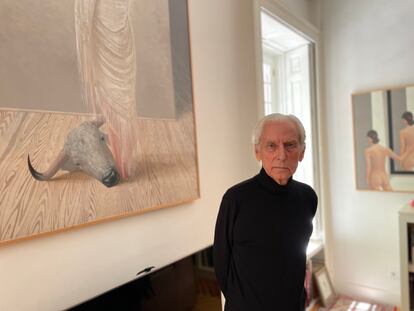 Robert Ryan, en su casa de Madrid, frente a uno de sus cuadros.